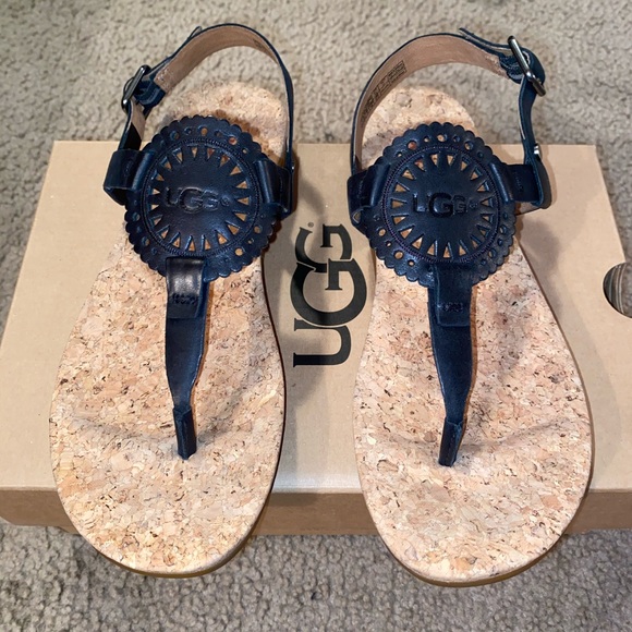 UGG Shoes - ✂️‼️EUC 👡UGG Black Sandals - W Ayden II🖤